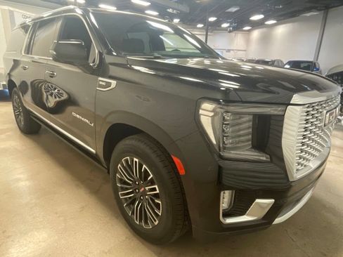 Used 2021 GMC Yukon XL Denali w/ Denali Premium Package AWD/4WD image 3