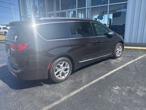 Used 2017 Chrysler Pacifica Limited w/ UConnect Theater Package FWD image 9