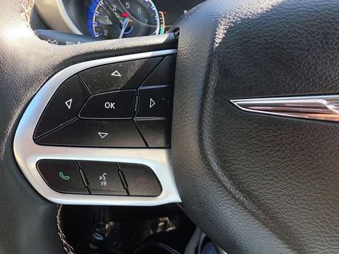 Used 2023 Chrysler Pacifica Touring-L FWD image 31
