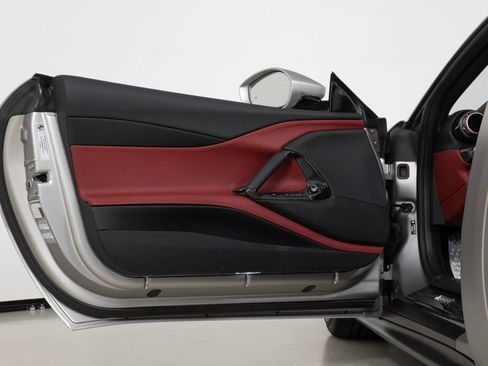 Used 2022 Ferrari 812 GTS image 32