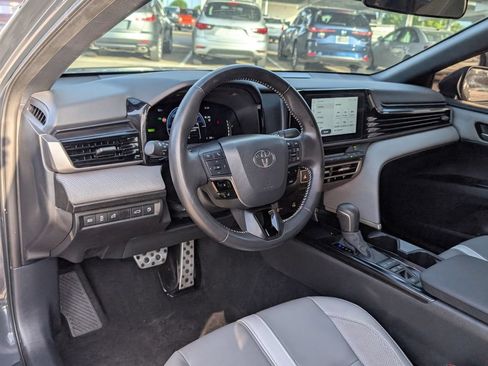 Used 2025 Toyota Camry SE FWD image 4