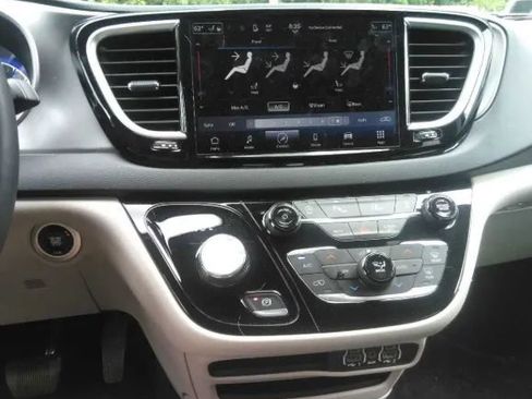 Used 2023 Chrysler Pacifica Touring-L FWD image 4