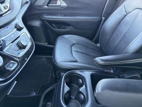 Used 2025 Chrysler Pacifica Select FWD image 12