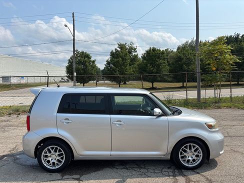Used 2008 Scion xB FWD image 2