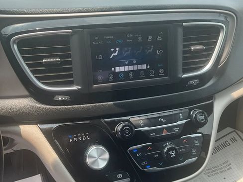 Used 2020 Chrysler Pacifica Touring-L FWD image 21