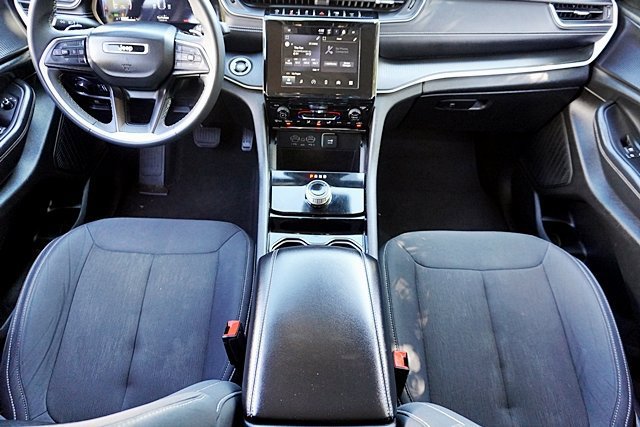 Used 2023 Jeep Grand Cherokee Laredo RWD image 21