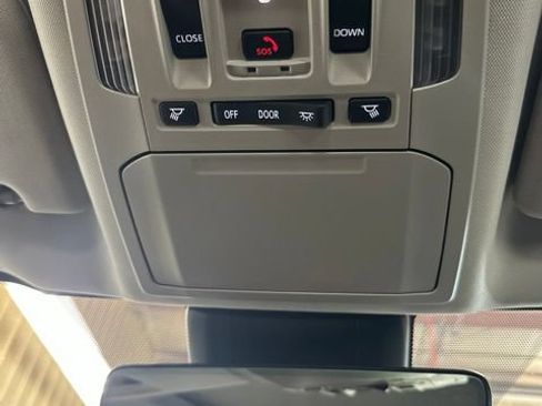 Used 2024 Toyota Highlander XLE AWD/4WD image 40