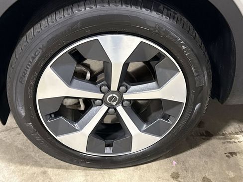 Used 2024 Volvo XC40 B5 Plus image 26