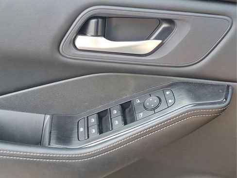 Used 2025 Nissan Rogue SV FWD image 16