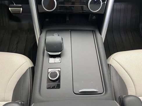 Used 2025 Land Rover Discovery Dynamic SE image 11