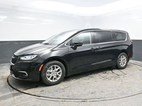 Used 2023 Chrysler Pacifica Touring-L image 3