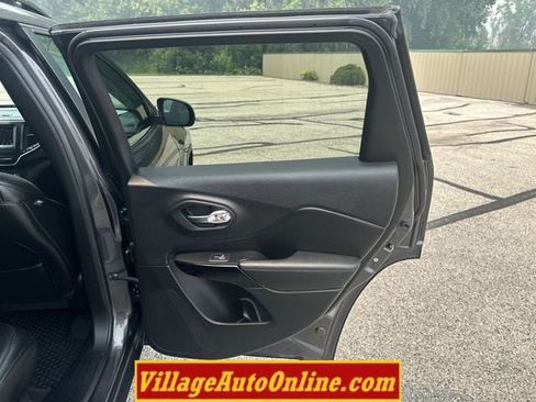 Used 2020 Jeep Cherokee Latitude Plus AWD/4WD image 35