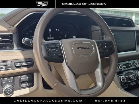 Used 2022 GMC Yukon XL Denali w/ Denali Ultimate Package AWD/4WD image 10