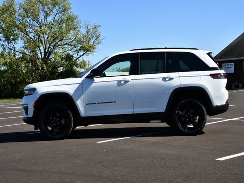 Used 2025 Jeep Grand Cherokee Limited w/ Black Appearance Package image 3