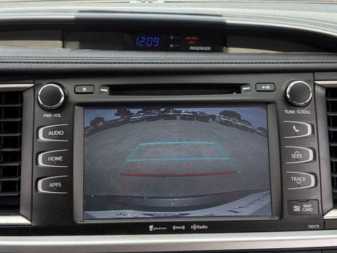 Used 2017 Toyota Highlander XLE image 18