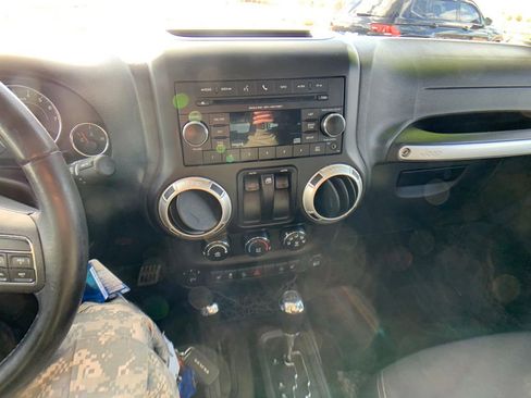 Used 2017 Jeep Wrangler Rubicon w/ Power Convenience Group image 19