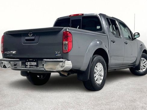 Used 2017 Nissan Frontier SV image 2