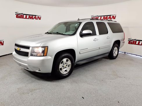 Used 2014 Chevrolet Suburban LT RWD image 3