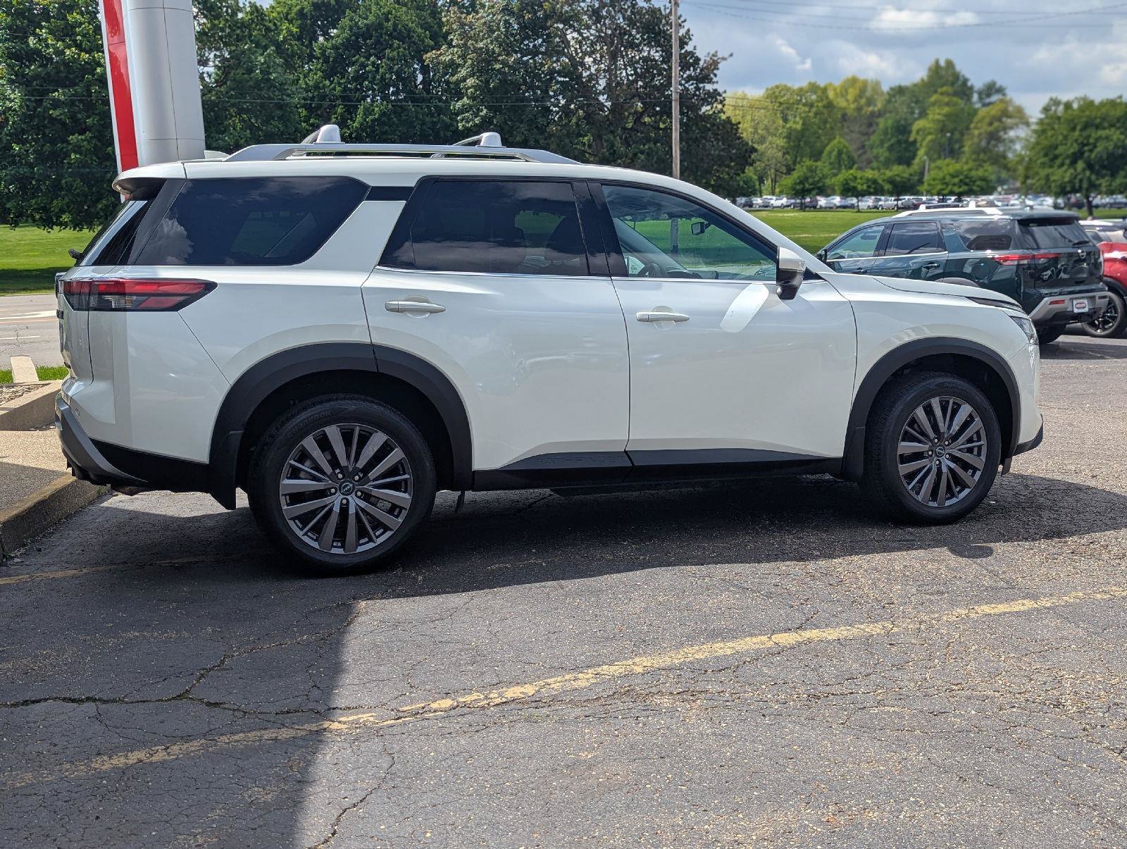 Used 2023 Nissan Pathfinder SL w/ SL Premium Package AWD/4WD image 14