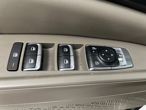 Used 2025 Kia Carnival FWD image 15