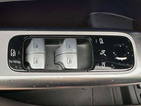 Used 2025 Mercedes-Benz GLC 350e 4MATIC image 13