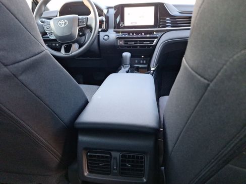 Used 2025 Toyota Camry LE image 32