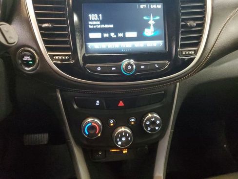 Used 2017 Chevrolet Trax LT w/ LT Convenience Package AWD/4WD image 19