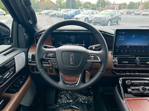 Used 2024 Lincoln Navigator Reserve image 18