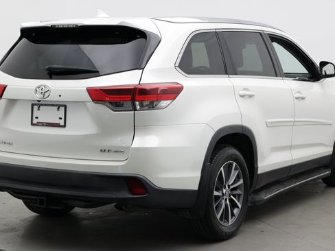 Used 2019 Toyota Highlander XLE AWD/4WD image 7