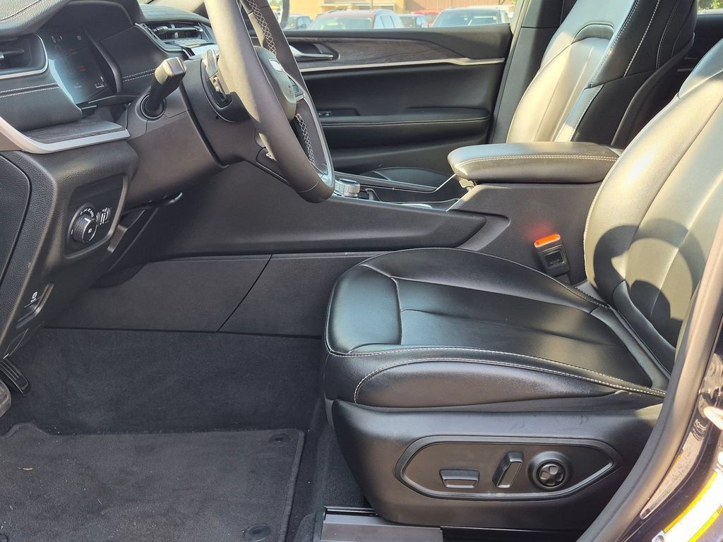 Used 2024 Jeep Grand Cherokee L Limited AWD/4WD image 10