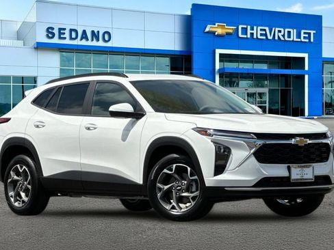 New 2026 Chevrolet Trax LT FWD image 2