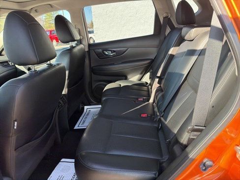 Used 2018 Nissan Rogue SL w/ Premium Package image 13