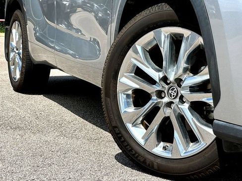 Used 2023 Toyota Highlander Limited AWD/4WD image 2