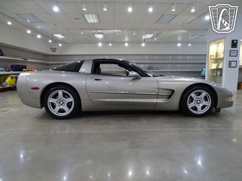 Used 1998 Chevrolet Corvette Coupe w/ Roof Pkg image 19