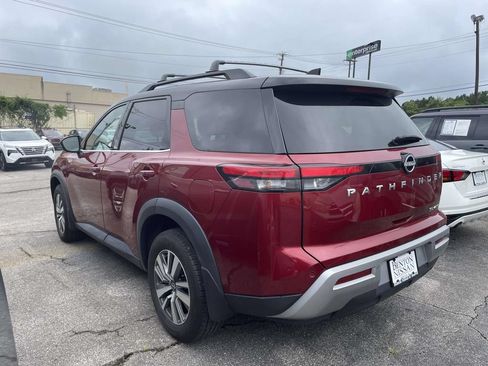 Used 2023 Nissan Pathfinder SL AWD/4WD image 3