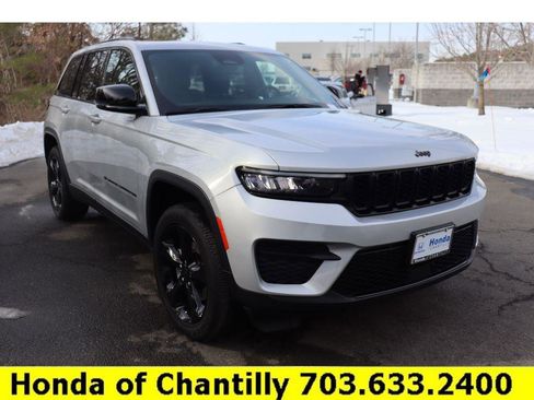 Used 2024 Jeep Grand Cherokee Altitude image 1