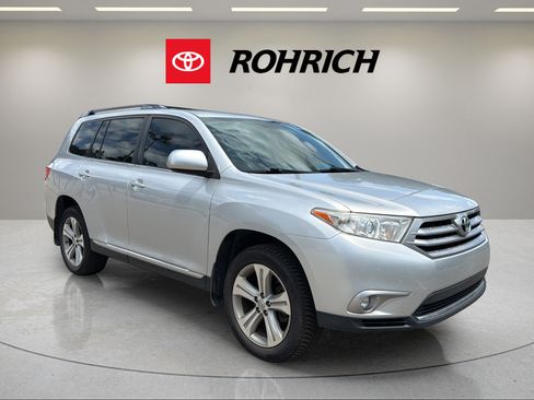 Used 2013 Toyota Highlander Plus AWD/4WD image 4