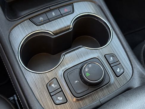 Used 2023 GMC Acadia SLT image 23