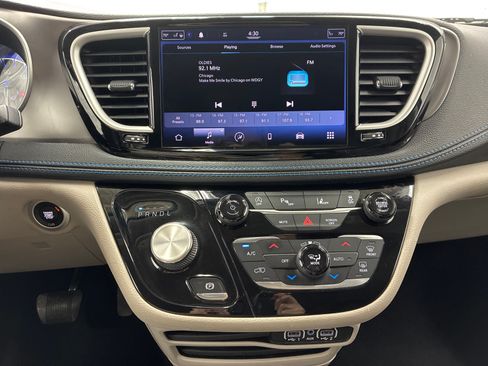 Used 2021 Chrysler Pacifica Touring-L FWD image 23