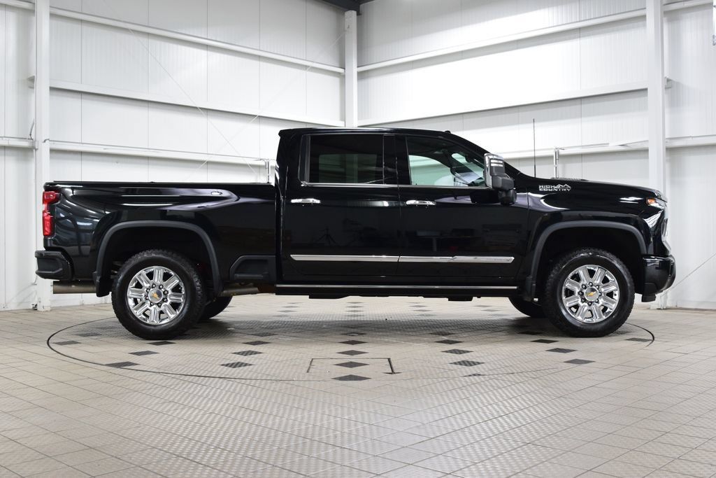 Used 2024 Chevrolet Silverado 2500 High Country w/ Technology Package AWD/4WD image 9