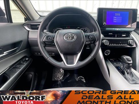 Used 2023 Toyota Venza LE image 6
