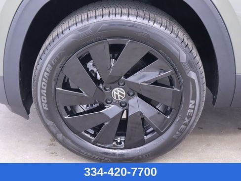 Certified 2025 Volkswagen Atlas SE w/ Black Wheel Package image 26