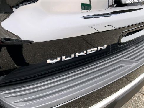 Used 2023 GMC Yukon SLT w/ SLT Premium Package image 32