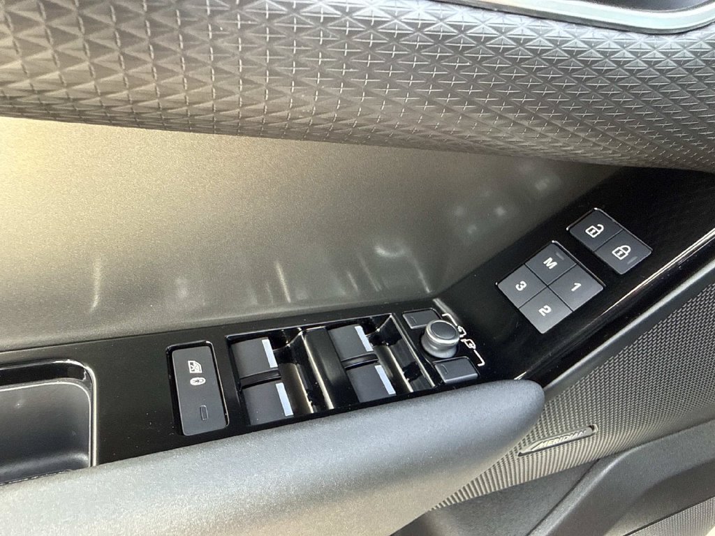 Used 2023 Land Rover Range Rover Velar S AWD/4WD image 19