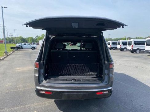 Used 2022 Jeep Wagoneer Series III w/ Premium Group I AWD/4WD image 9
