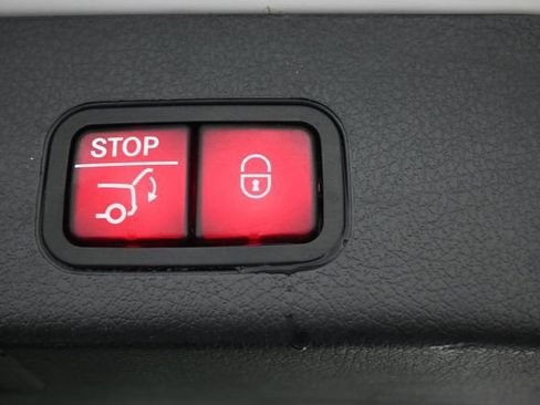 Used 2023 Mercedes-Benz GLB 250 w/ Premium Package image 16