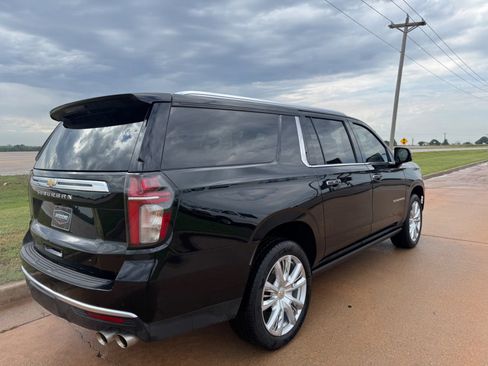 Used 2021 Chevrolet Suburban High Country w/ Premium Package RWD image 3