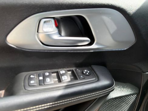 Used 2023 Chrysler Pacifica Touring FWD image 25