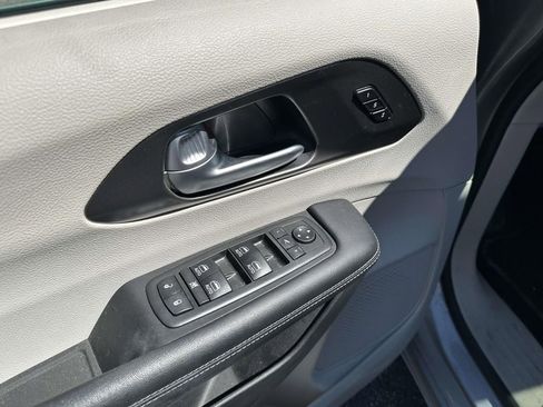 Used 2018 Chrysler Pacifica Limited w/ Tire & Wheel Group image 18