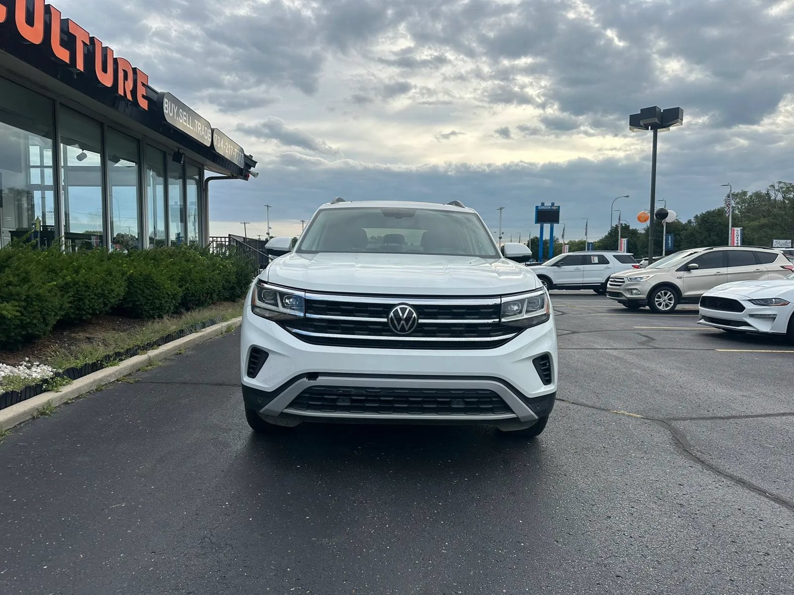 Used 2021 Volkswagen Atlas SE w/ Panoramic Sunroof Package FWD image 2